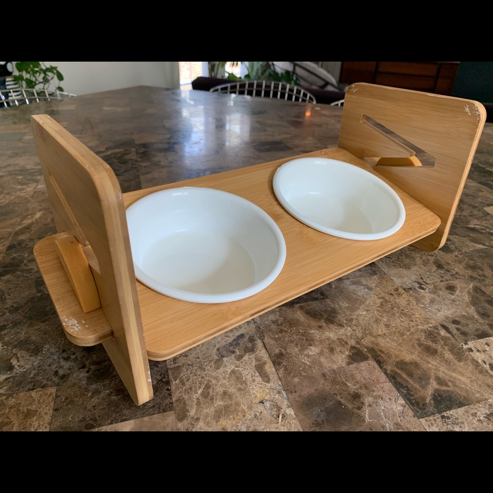 Cat or dog feeder